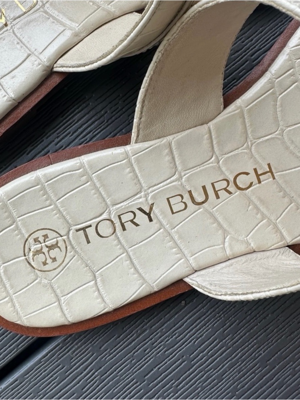 💯 Auth Tory Burch Cream Croc-Embossed Thong Sandals - Picture 2 of 7